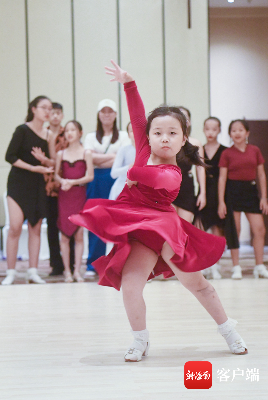 网红女孩刘厶菡三亚“飚”舞备战2021年三亚第12届体育舞蹈公开赛